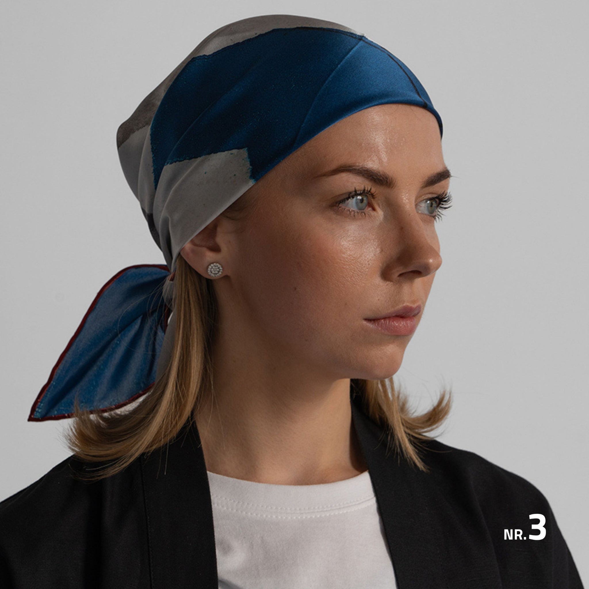 Stasys Museum šilkinės skarelės vokelyje