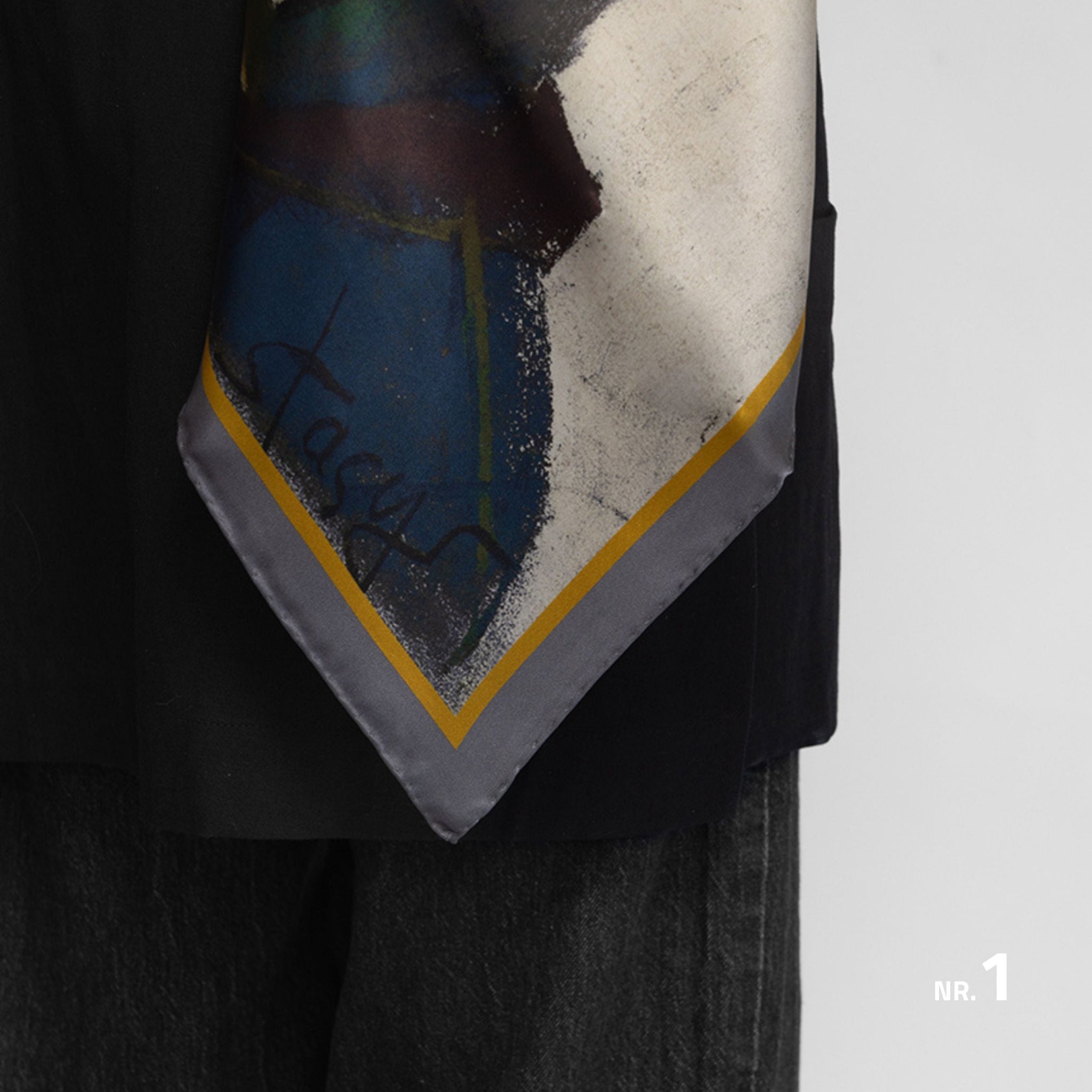 Stasys Museum šilkinės skarelės dežutėje