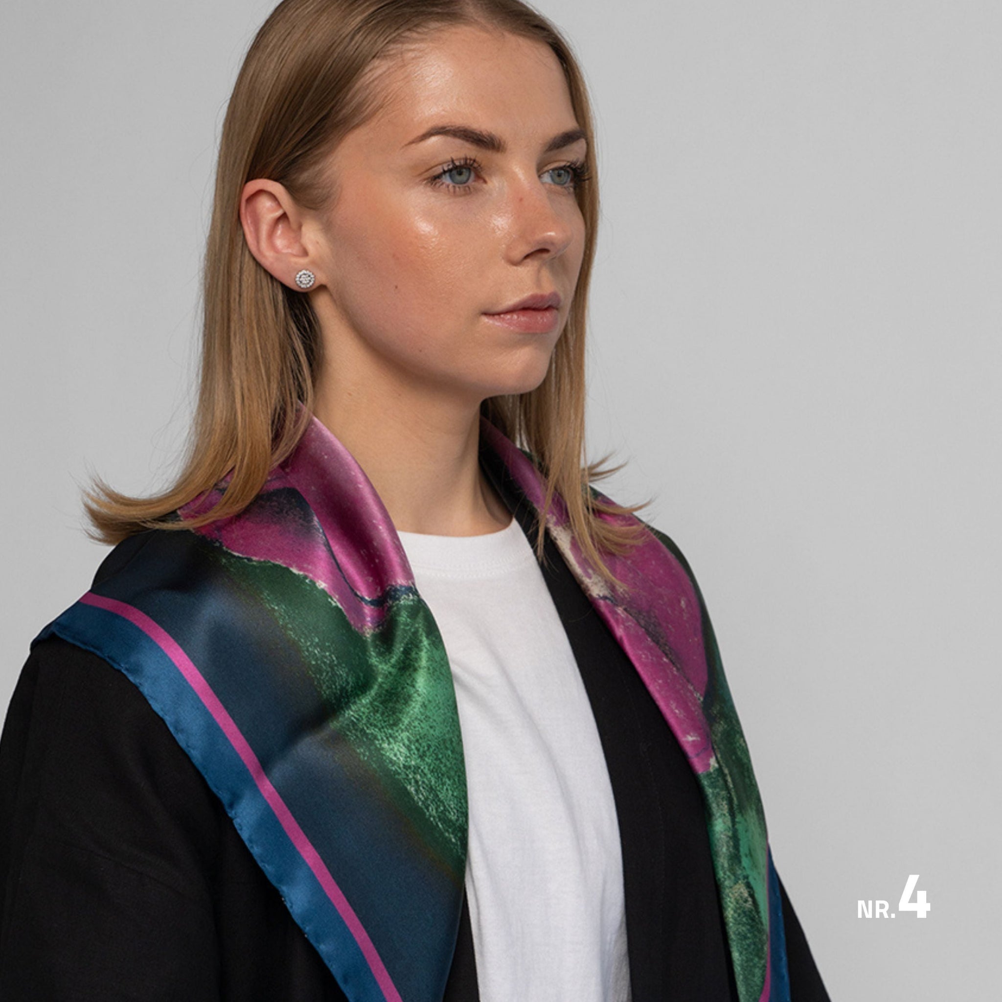 Stasys Museum šilkinės skarelės dežutėje