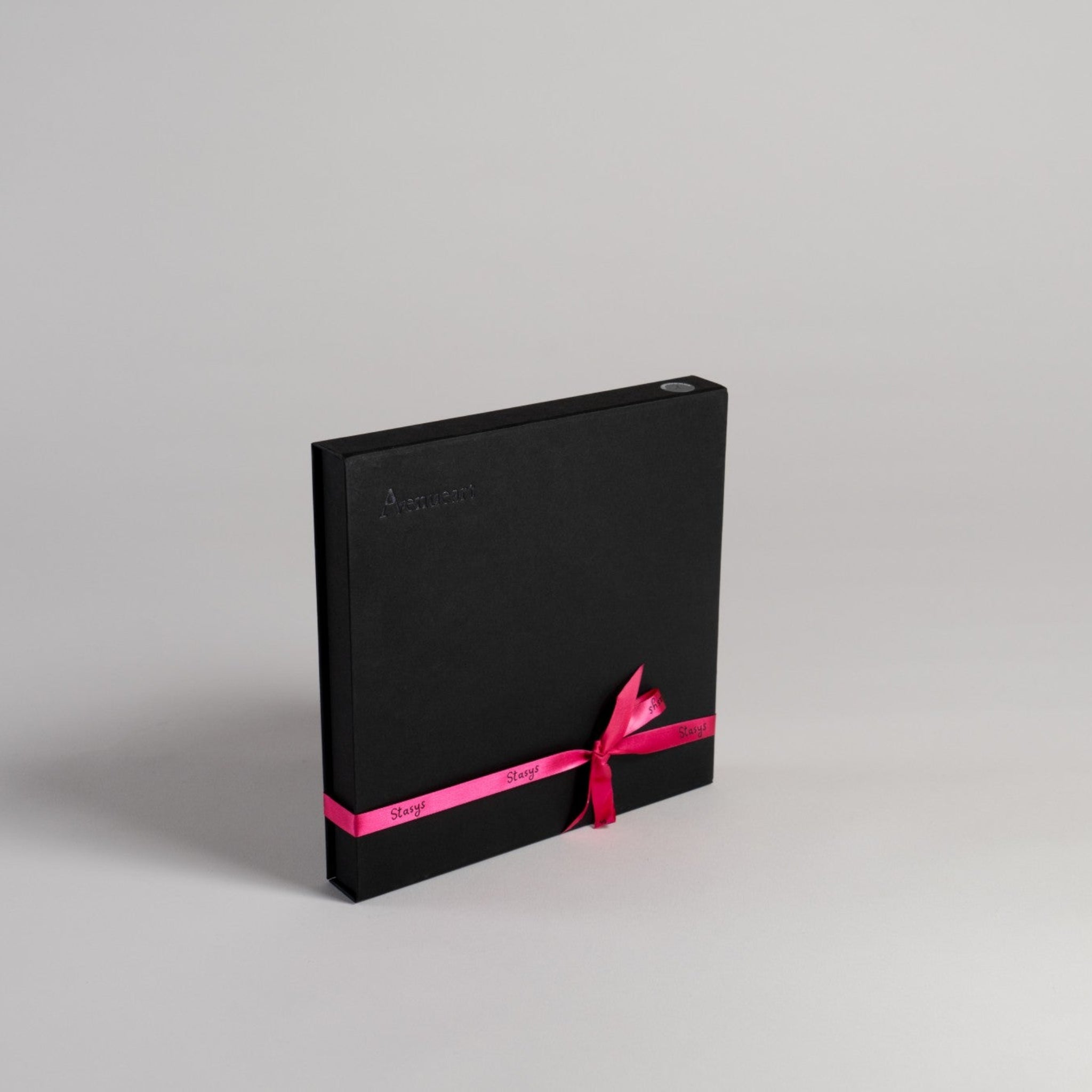 Stasys Museum šilkinės skarelės dežutėje