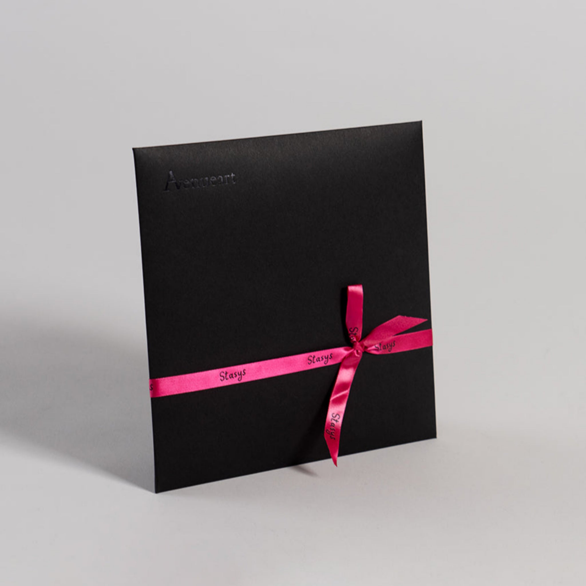 Stasys Museum šilkinės skarelės vokelyje