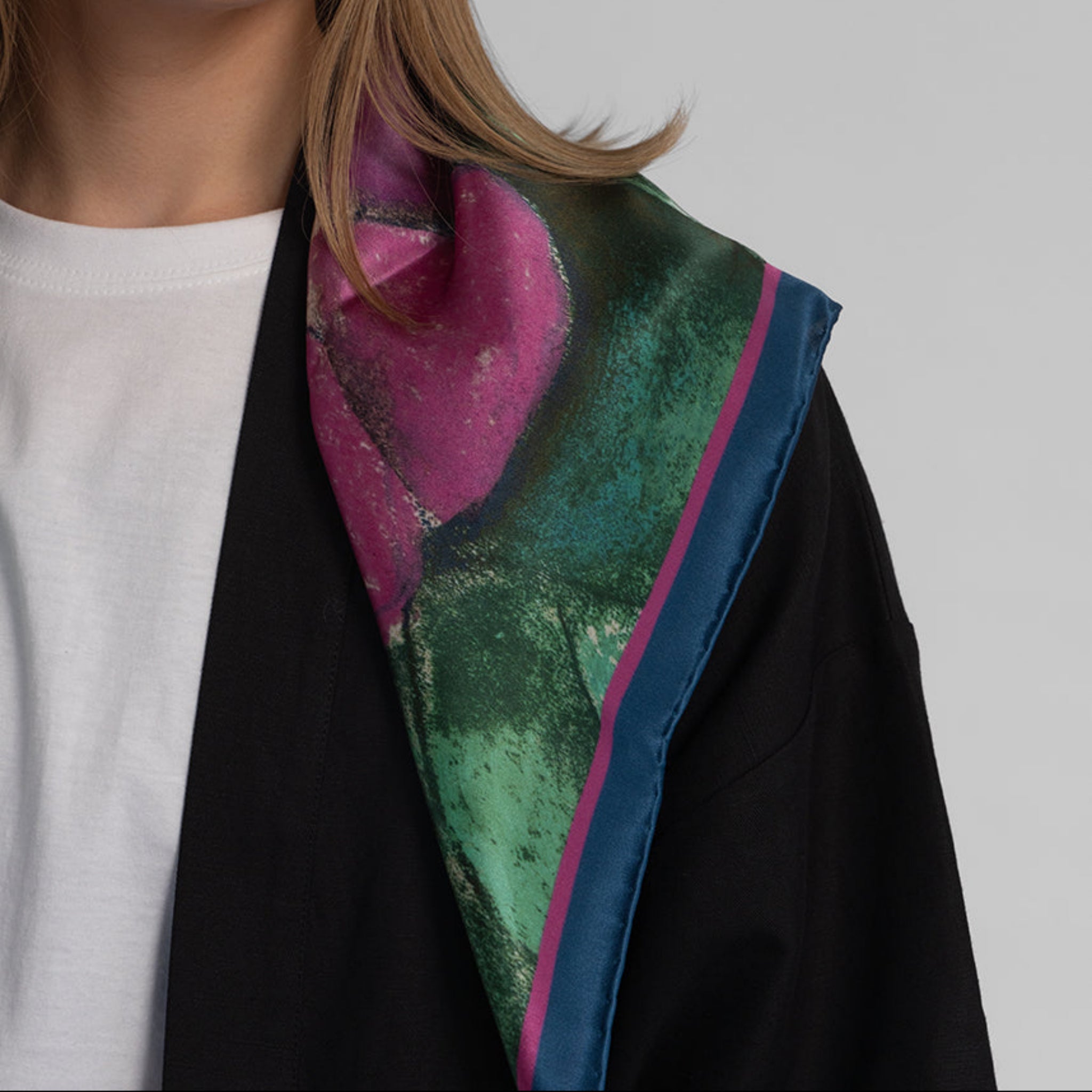 Stasys Museum šilkinės skarelės vokelyje